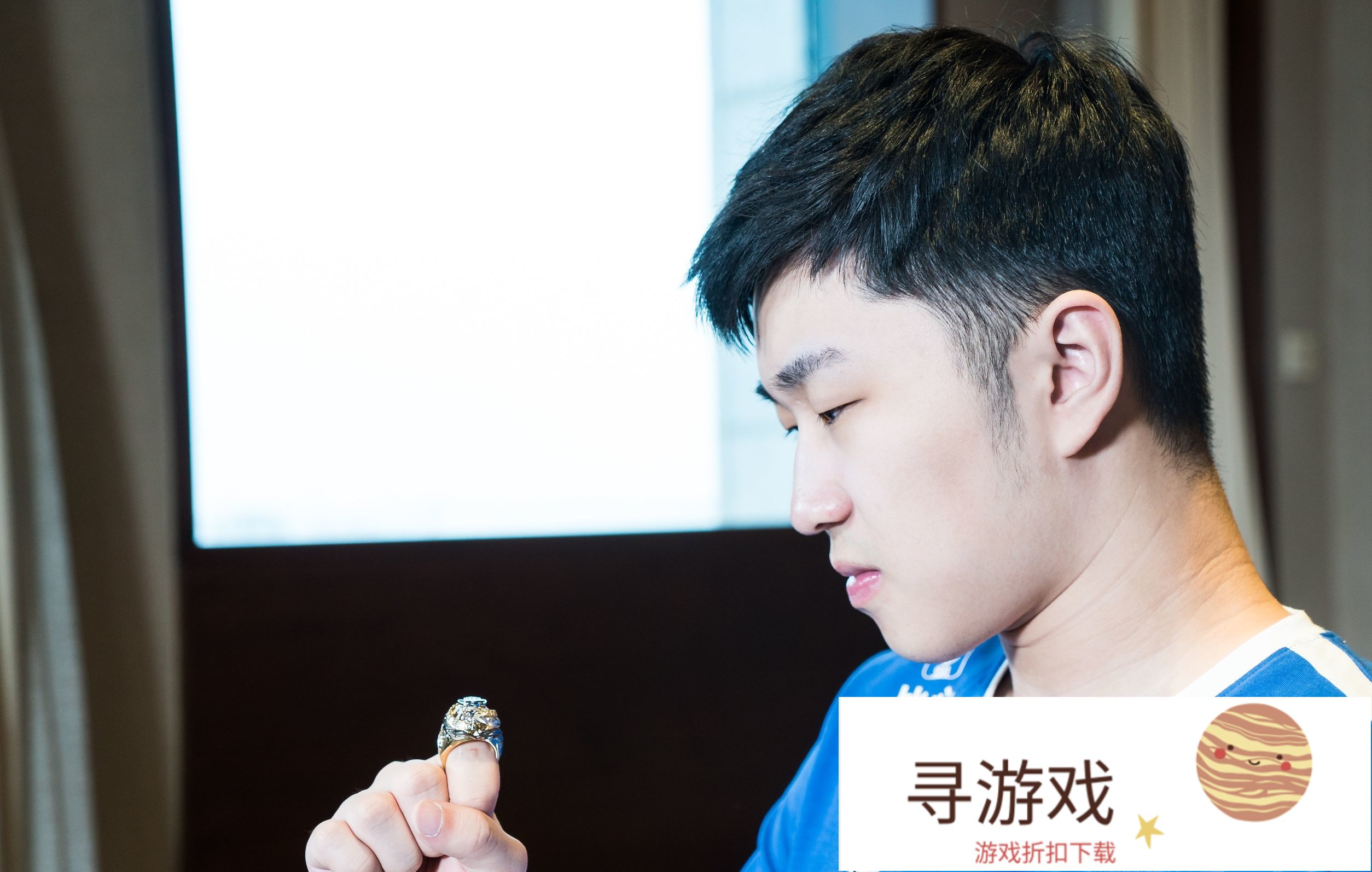 eStar无铭被评为最强辅助，曾打过5个位置，和花海是多年队友，这名新人表现如何?